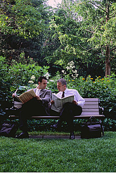 商务人士,坐,公园长椅,读,相互,报纸