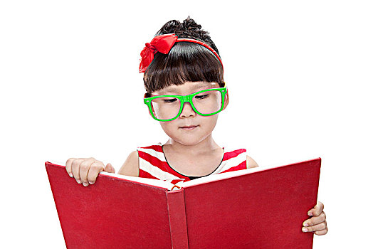 戴绿色眼镜拿书的小女孩
