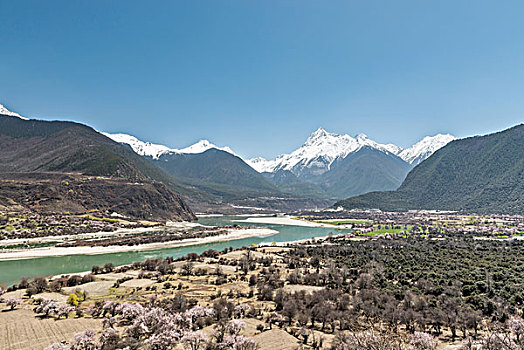 雪山与河谷