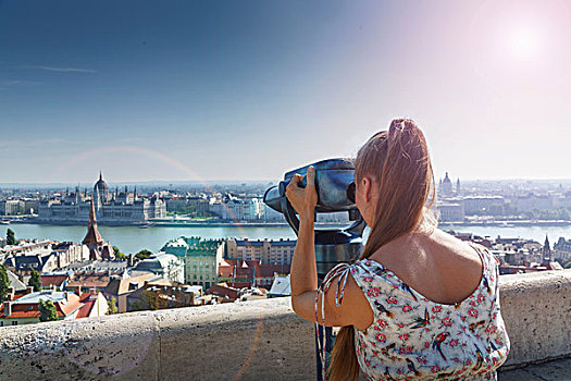 中年,女人,注视,双筒望远镜,后视图,布达佩斯,匈牙利