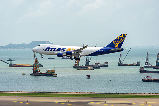 一架美国亚特拉斯航空的货运飞机正降落在香港国际机场