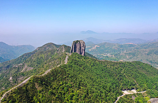 山峰巨石