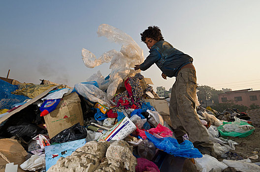 一个,孩子,生活方式,玩,工作,垃圾堆,河,中间,城市,加德满都,地区,尼泊尔,亚洲