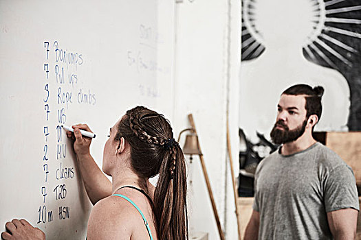 健身教练,文字,白色书写板,训练,健身房