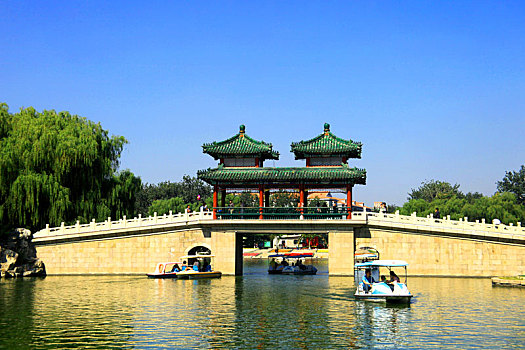 北京晴天龙潭湖公园双亭桥