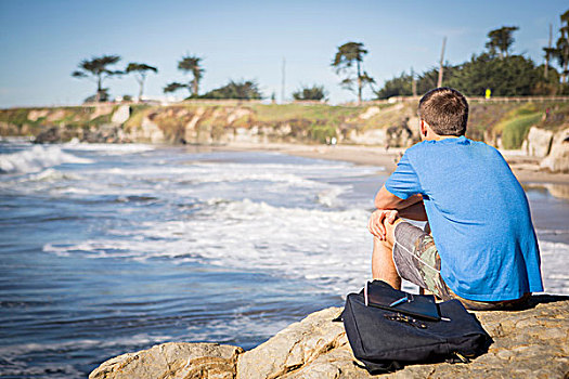 男青年,坐,石头,向外看,海洋,后视图