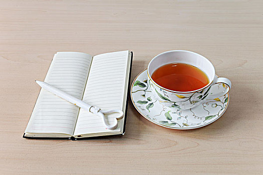 打开的日记本红茶