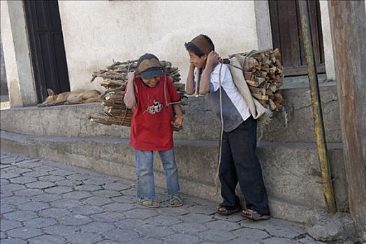 危地马拉,圣地亚哥,两个孩子,木头