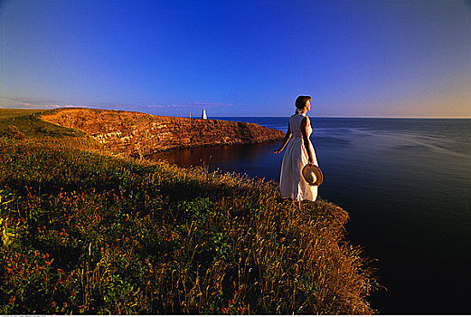 女人,站立,靠近,岸边,特莱恩海角,爱德华王子岛,加拿大