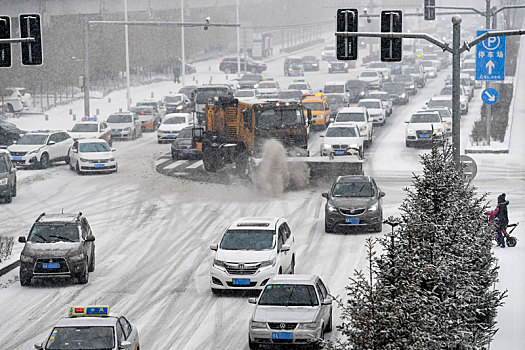 长春市气象台2019年12月16日12时05分发布暴雪黄色预警信号,预计今天中午到17日凌晨,长春市大部有大到暴雪,降雪时间涵盖晚高峰,为了保障市民出行安全,清雪车在街道上不间断进行清雪作业,保障出行