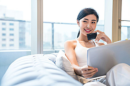 年輕女子在沙發上使用電腦