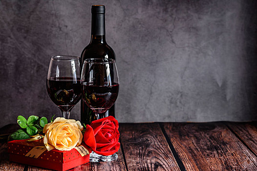 玫瑰,红酒和礼盒