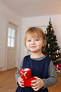 女孩,正面,圣诞树,拿着,红色,靴子,看镜头,微笑