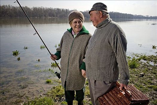 老年,夫妻,野餐篮,鱼竿,河,微笑