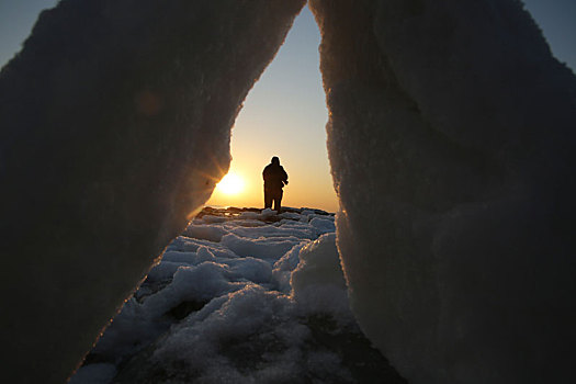 山东省日照市,连续多日寒潮难挡摄影师热情,零下15度拍摄冰海日出奇观