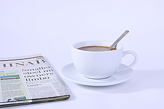 一杯咖啡和一份英文报纸