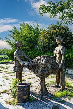 山东临沂乡村茶园中茶农雕塑