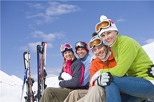微笑,朋友,坐,滑雪,雪中