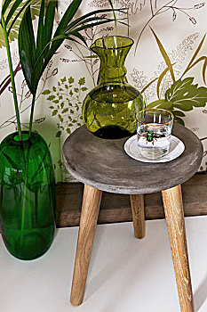 绿色,玻璃瓶,杯子,旧式,木质,凳子,靠近,地面,花瓶,墙壁,壁纸