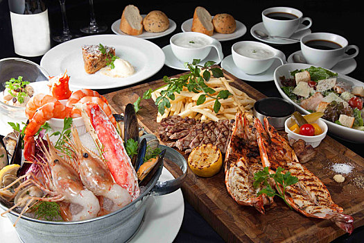 桌子,食物,海鲜,砂锅,牛肉,烧烤,面包,虾,龙虾,葡萄酒