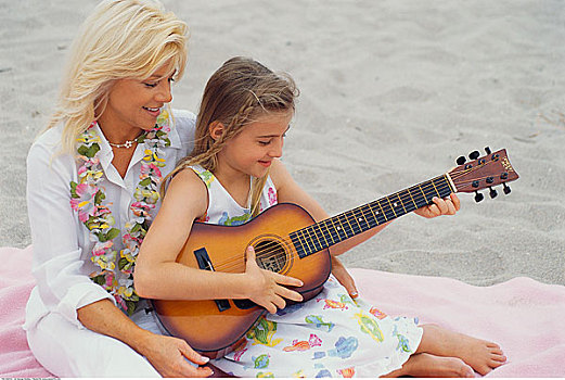 女儿,弹吉他,母亲