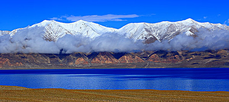 西藏自治区当惹雍措和达尔果雪山