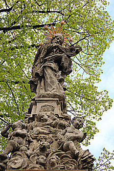 捷克人骨教堂门前雕像