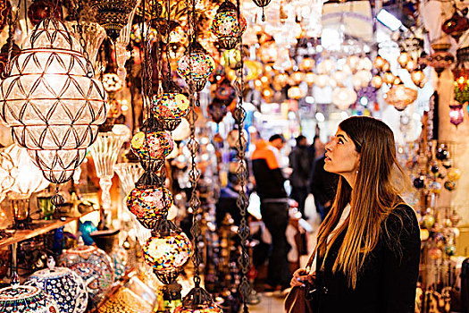 美女,看,亮灯,市场货摊,伊斯坦布尔,土耳其