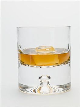 玻璃杯,威士忌酒,冰块