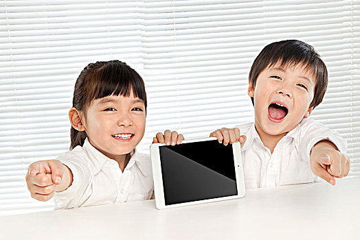 穿白襯衫坐在椅子上的小學生