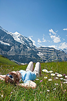 女人,躺着,草,山腰,伯恩高地,瑞士