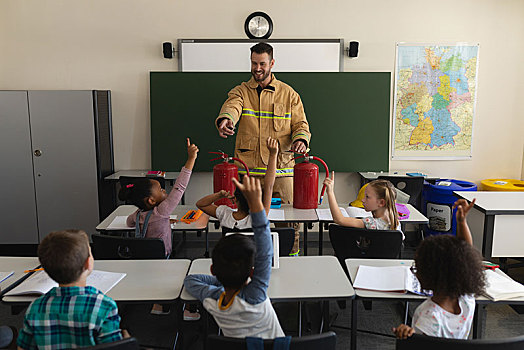 小学生,抬手,男性,消防员,教育,火灾,安全,教室