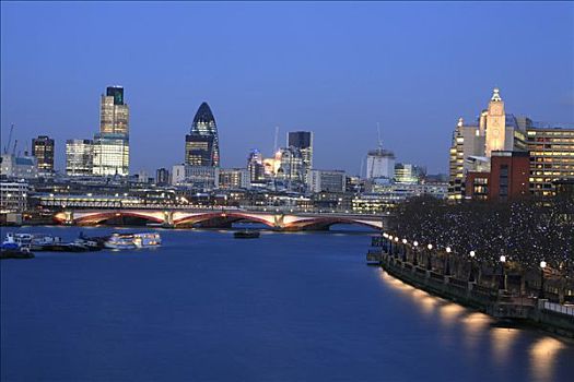 伦敦,天际线,摩天大楼,瑞士再保险塔,黄昏,英格兰,英国