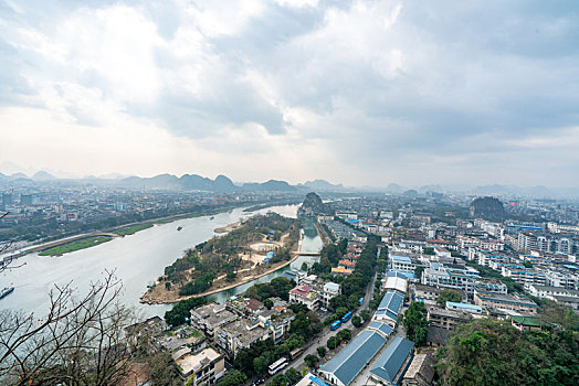 一座在森林中的城市