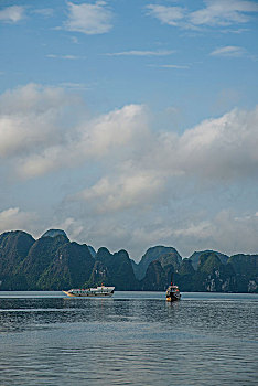 越南广宁鸿基市下龙湾游船接待中心码头上穿梭的游船