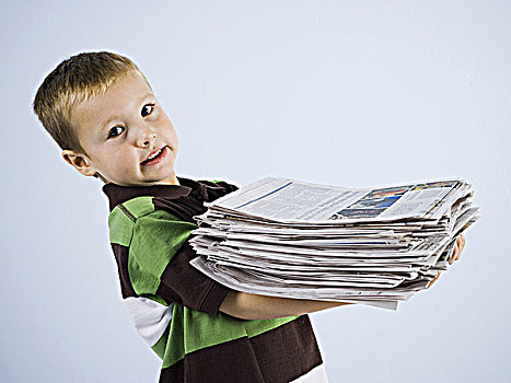 孩子,拿着,一堆,报纸