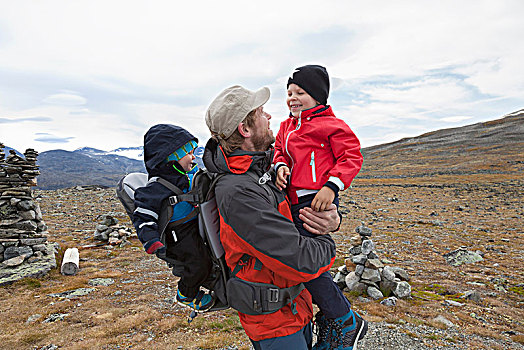 男性,远足,儿子,山景,尤通黑门山,国家公园,洛姆,奥普兰,挪威