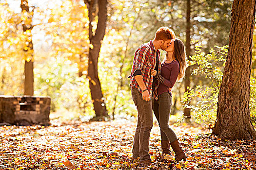 年轻,情侣,吻,秋日树林