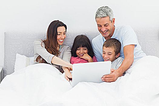 微笑,家庭,卧,床上,笔记本电脑,在家