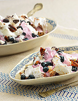 蛋白甜饼,山核桃果仁,蓝莓,酸奶