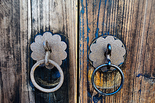 陈旧的木门和门环