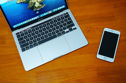 苹果笔记本电脑macbook,pro和手机iphone