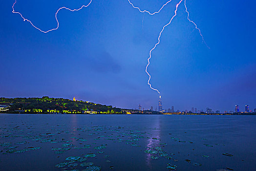 南京玄武湖紫峰大厦暴雨闪电