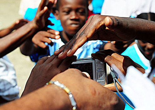 haiti,port,au,prince,petionville,club,camp,children,learning,to,take,photographs