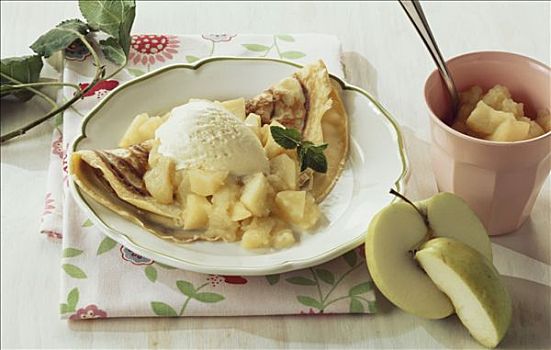 薄煎饼,蜜饯苹果,香草冰淇淋
