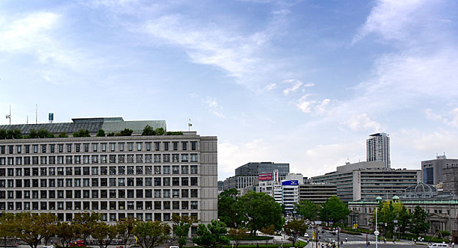 日本大阪城市的商务办公楼