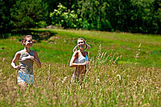 两个,女青年,慢跑,草地,晴天