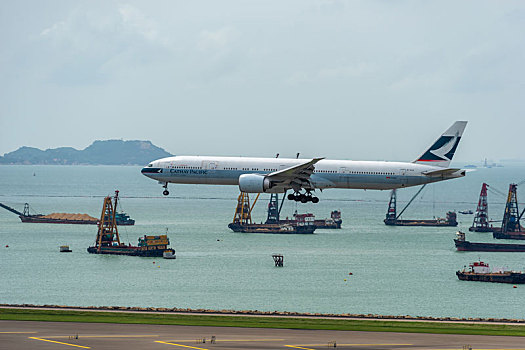 一架国泰航空的客机正降落在香港国际机场