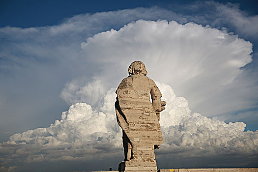 梵蒂冈圣彼得大教堂楼顶雕塑与白云