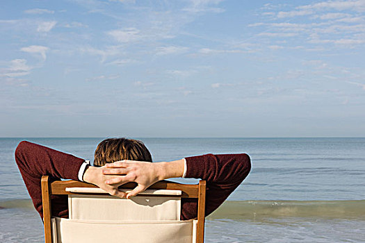 男青年,放松,椅子,海滩,后视图